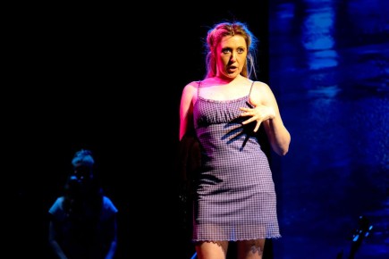 Как нарциссическая любовная зависимость превращает жизнь в иллюзию