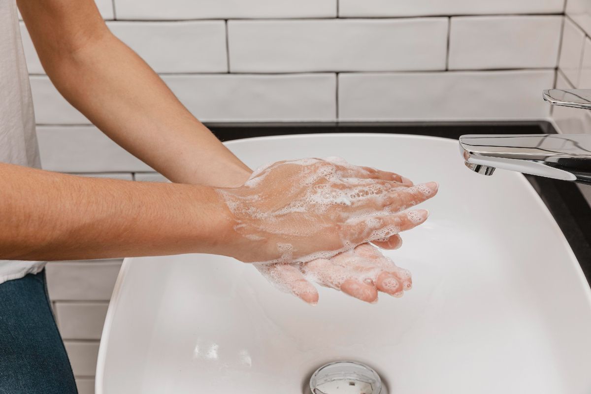 Проблема навязчивого мытья рук: как ее распознать и решить
