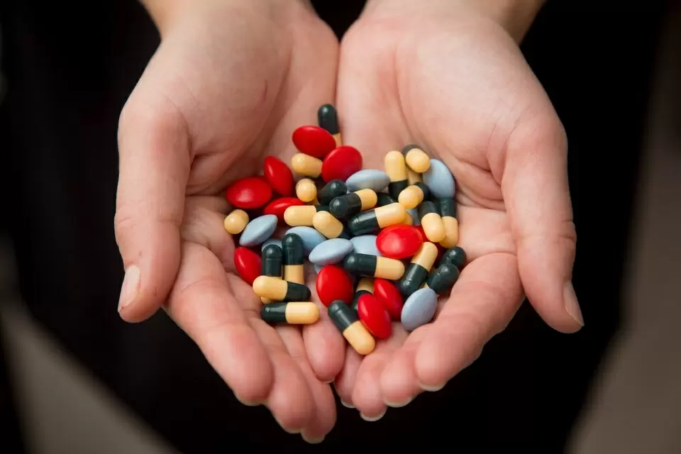 Врачи назвали витамины, способные защитить от болезни Альцгеймера